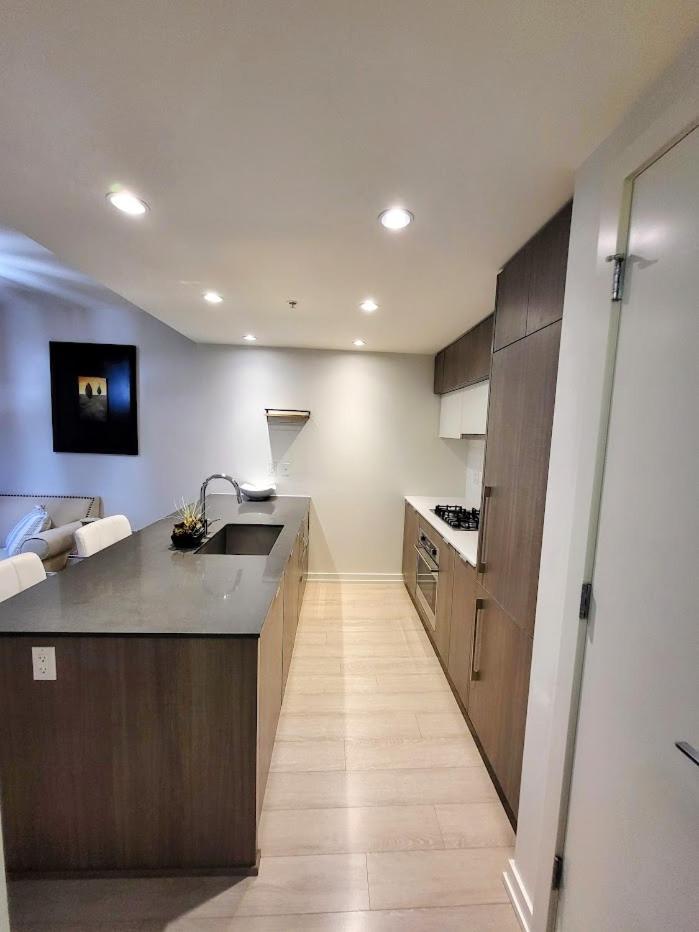 Your Perfect Escape - Modern Landmark Condo In Downtown Calgary - Free Parking- Premium Location Esterno foto