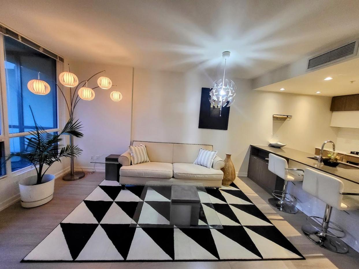 Your Perfect Escape - Modern Landmark Condo In Downtown Calgary - Free Parking- Premium Location Esterno foto