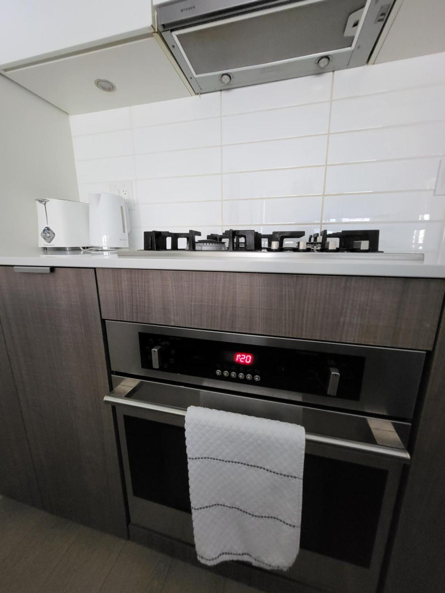 Your Perfect Escape - Modern Landmark Condo In Downtown Calgary - Free Parking- Premium Location Esterno foto