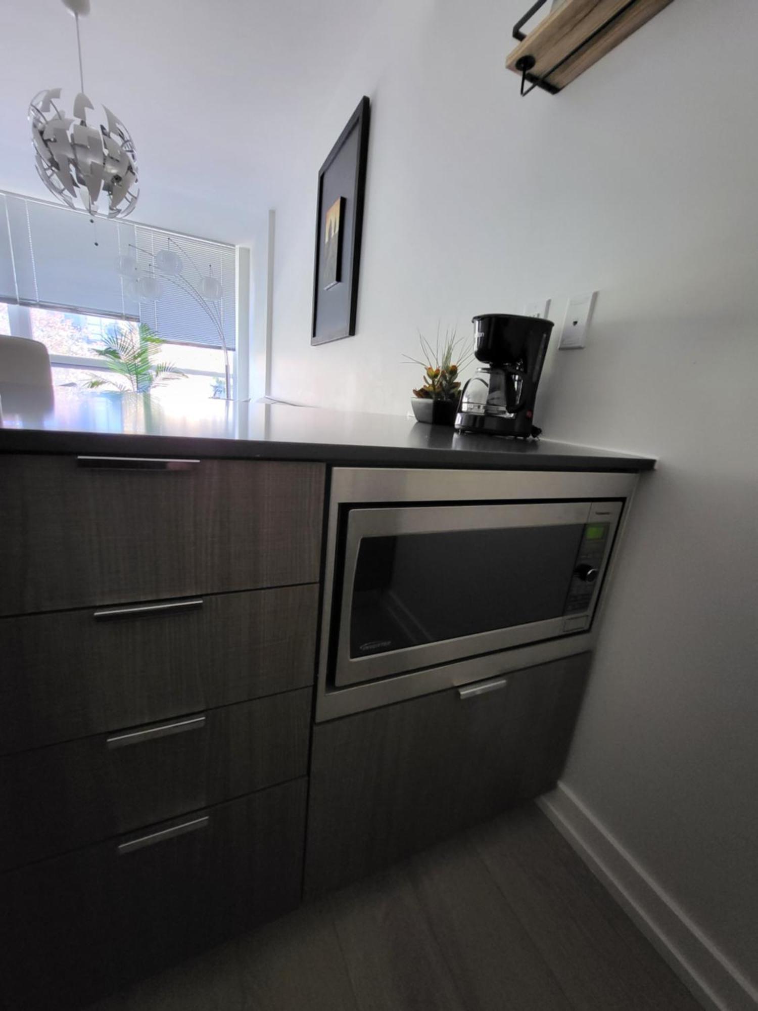 Your Perfect Escape - Modern Landmark Condo In Downtown Calgary - Free Parking- Premium Location Esterno foto